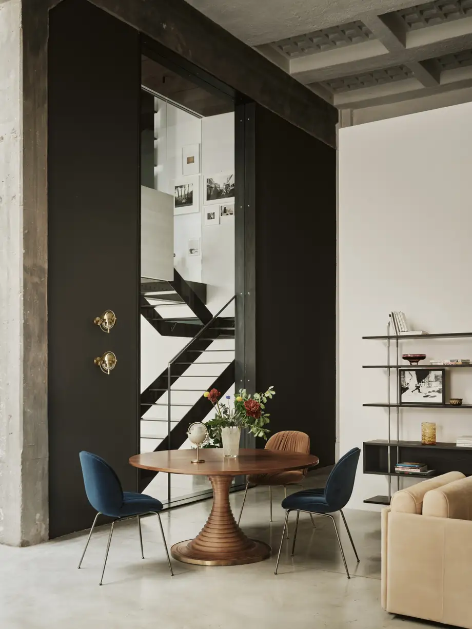 Gubi Tavolo a Dischi Dining Table