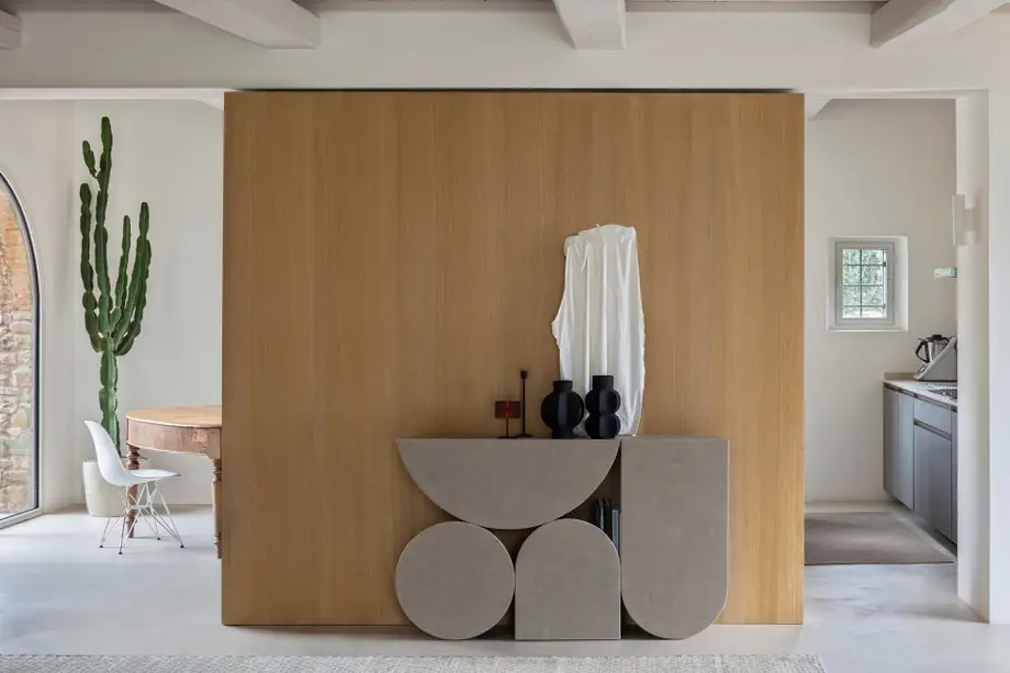Mogg Shape Console