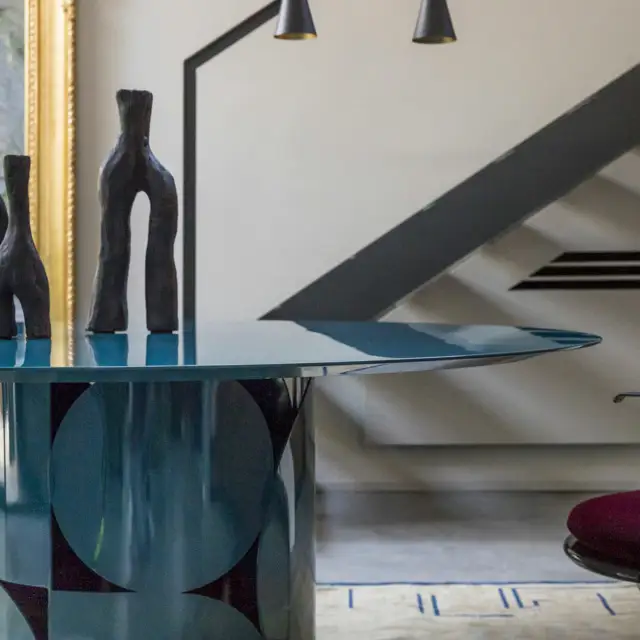 Mogg Shape Table