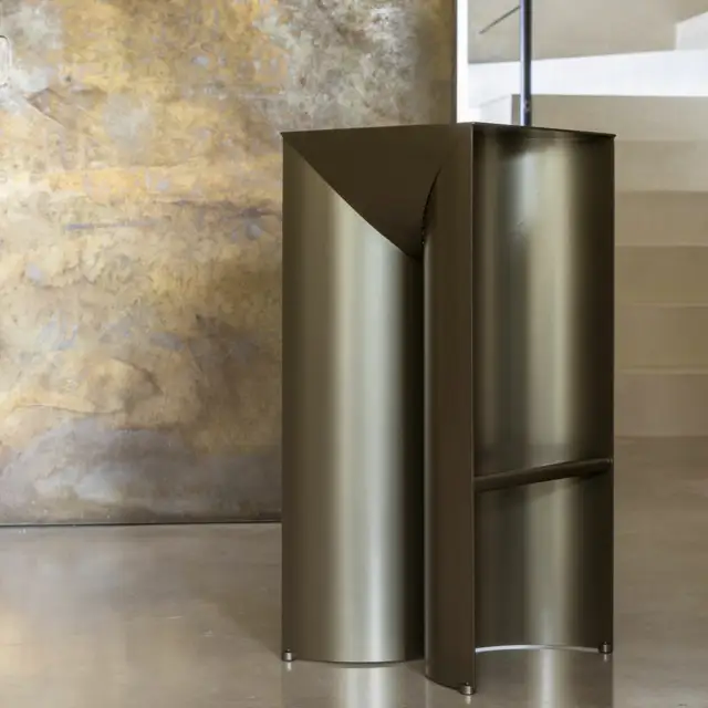 Mogg Uccio Stool