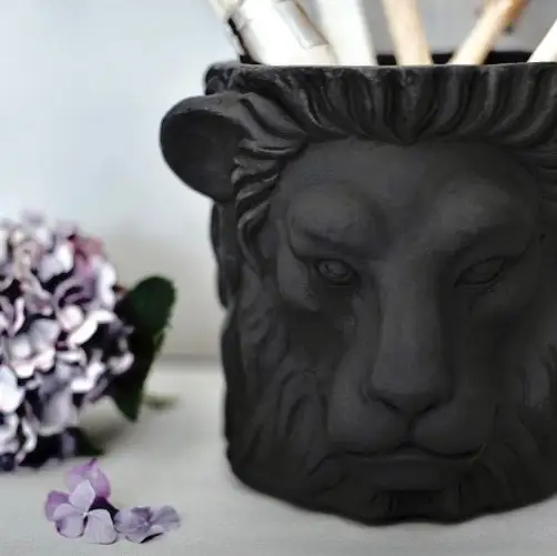 Garden Glory Lion Pot Small Black