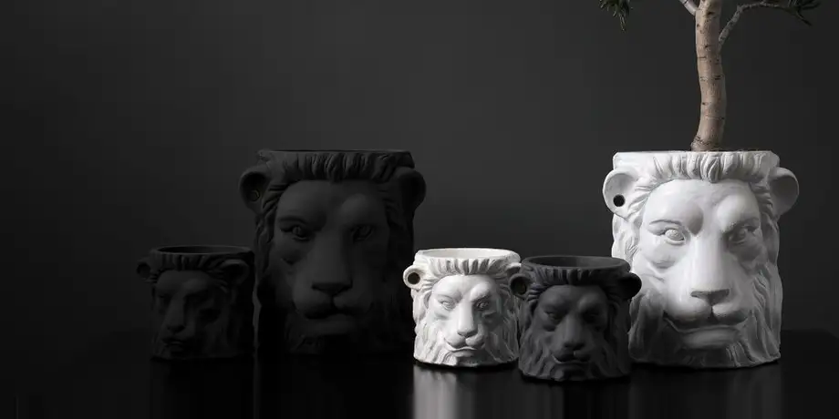 Garden Glory Lion Pot Small Black